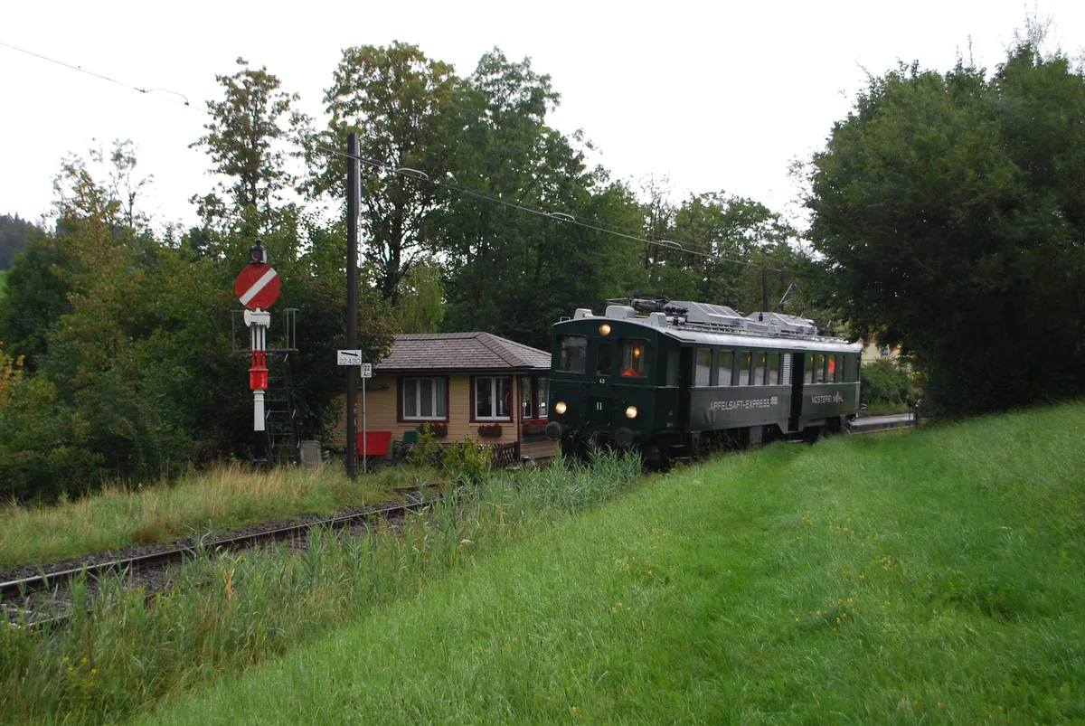 Eine ältere Lok: der Triebwagen Apfelsaft-Express der Mosterei Möhl.